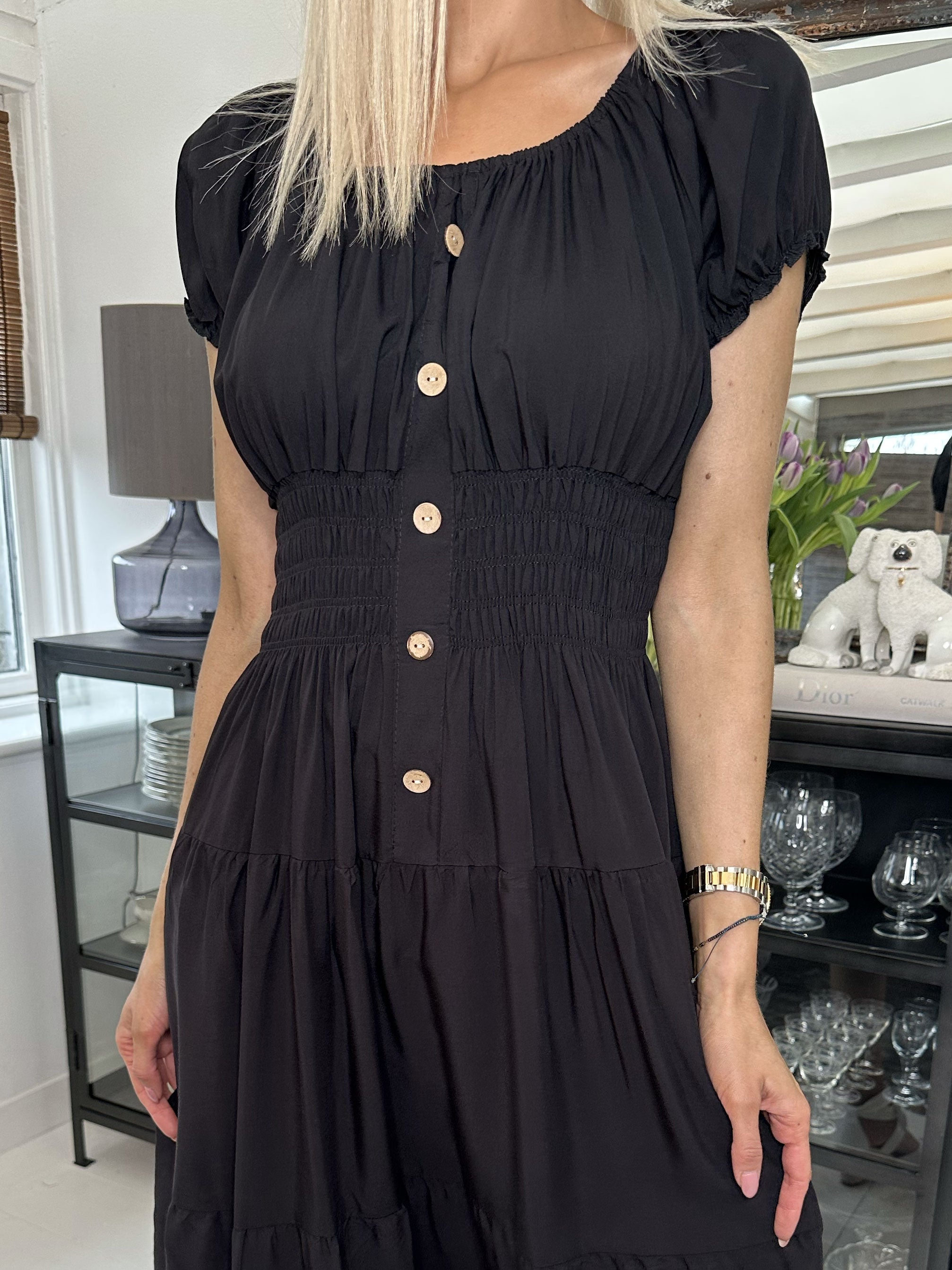 Finalia short - Söt klänning med puffade ärmar och elastisk midja